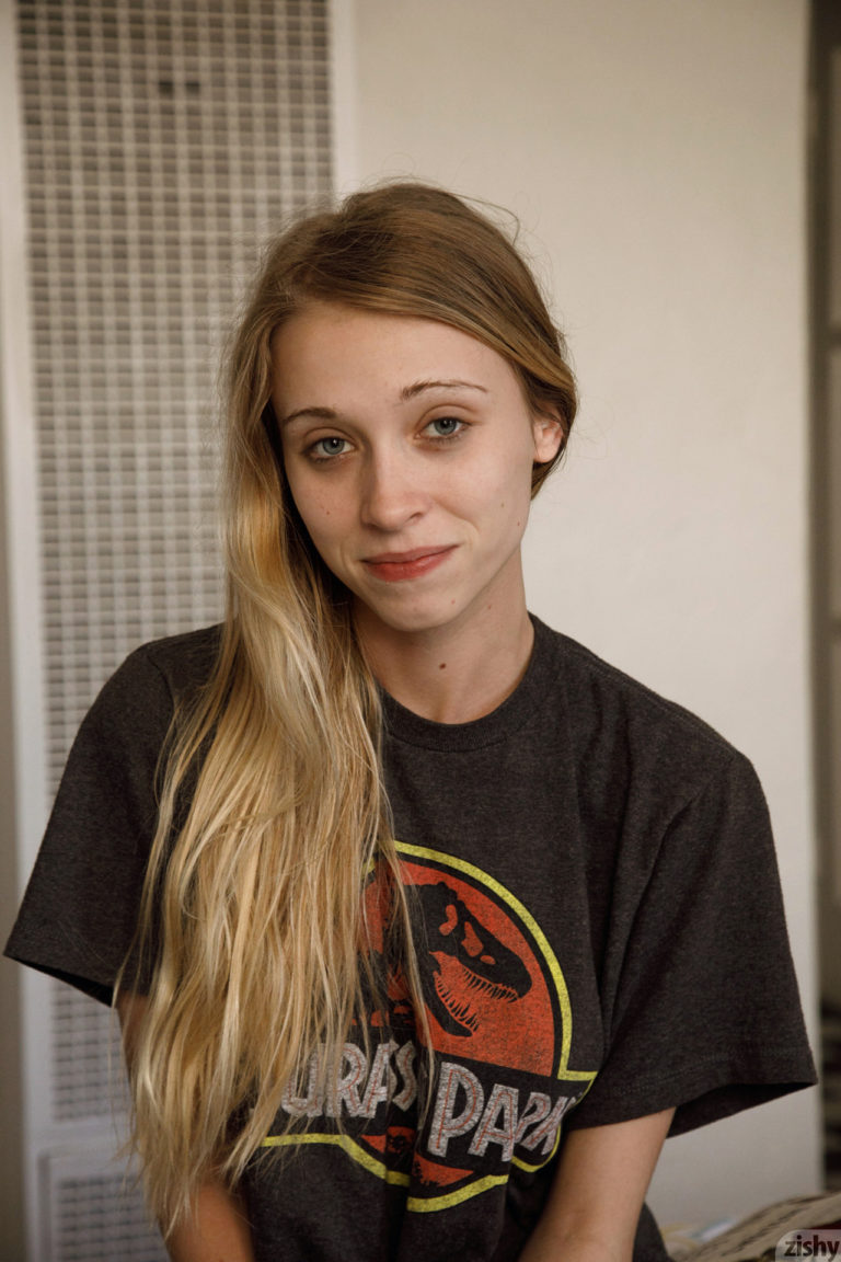 Kali Renee - Kali Renee With Her Big Boobs Out For Zishy! - photo 1 of 1