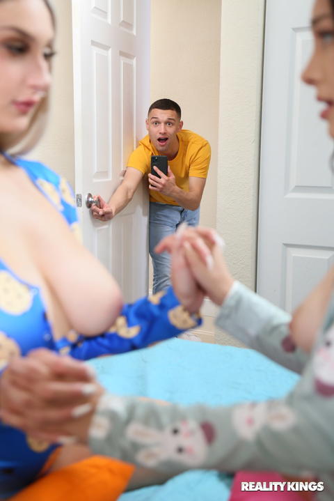 Skylar Vox - Skylar Vox, Reyna De La Cruz And Johnny The Kid Threesome Pic’s! - photo 1 of 1