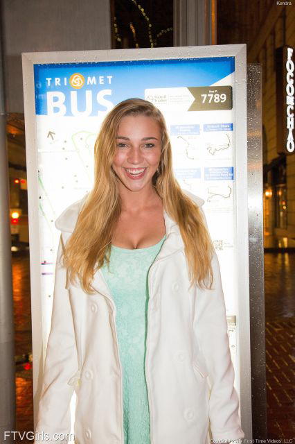 Kendra Sunderland - Kendra Sunderland Out On The Town Flashing! - photo 1 of 1