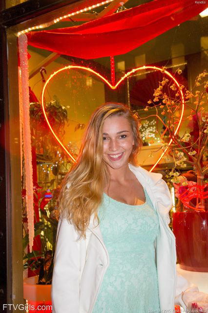 Kendra Sunderland - Kendra Sunderland Out On The Town Flashing! - photo 1 of 1