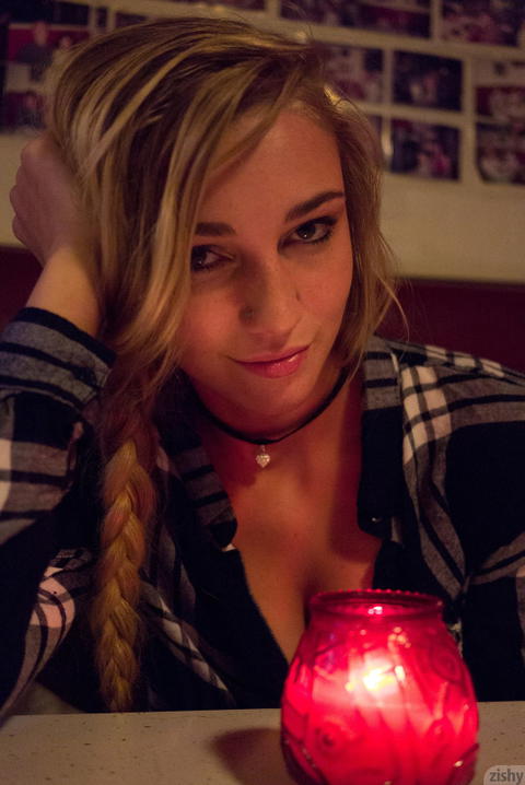 Kendra Sunderland - Kendra Sunderland Posing AT Night In Her Room! - photo 1 of 1