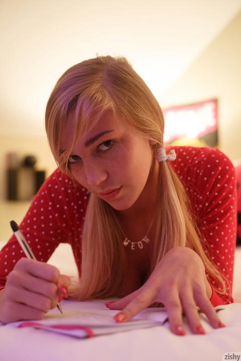 Kendra Sunderland - Kendra Sunderland Posing AT Night In Her Room! - photo 1 of 1