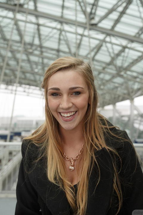 Kendra Sunderland - Kendra Sunderland Sexy Public Flashing Pictures At The Airport! - photo 1 of 1