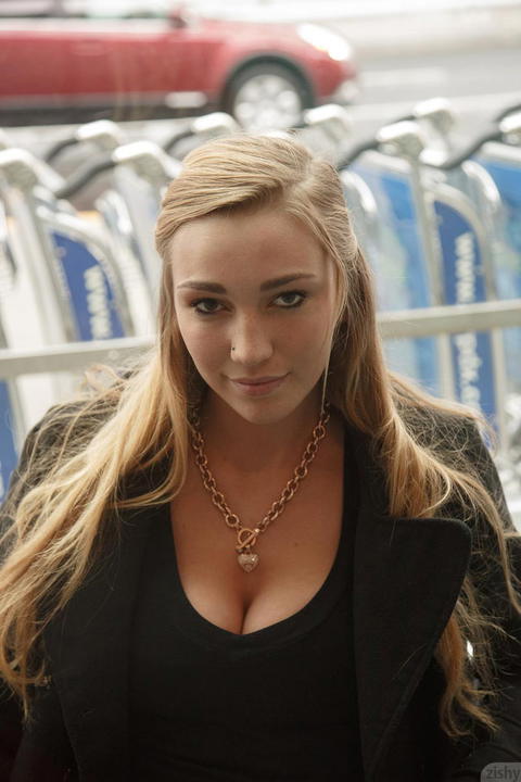 Kendra Sunderland - Kendra Sunderland Sexy Public Flashing Pictures At The Airport! - photo 1 of 1
