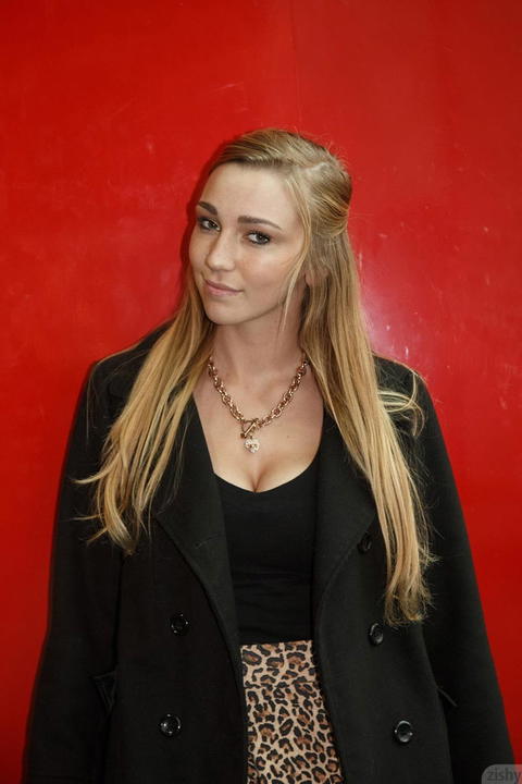 Kendra Sunderland - Kendra Sunderland Sexy Public Flashing Pictures At The Airport! - photo 1 of 1