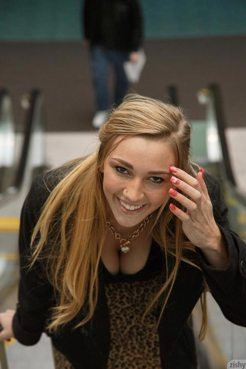Kendra Sunderland - Kendra Sunderland Sexy Public Flashing Pictures At The Airport! - photo 1 of 1