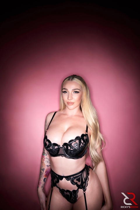 Kendra Sunderland - Kendra Sunderland Is Posing With Ricky’s Room! - photo 1 of 1