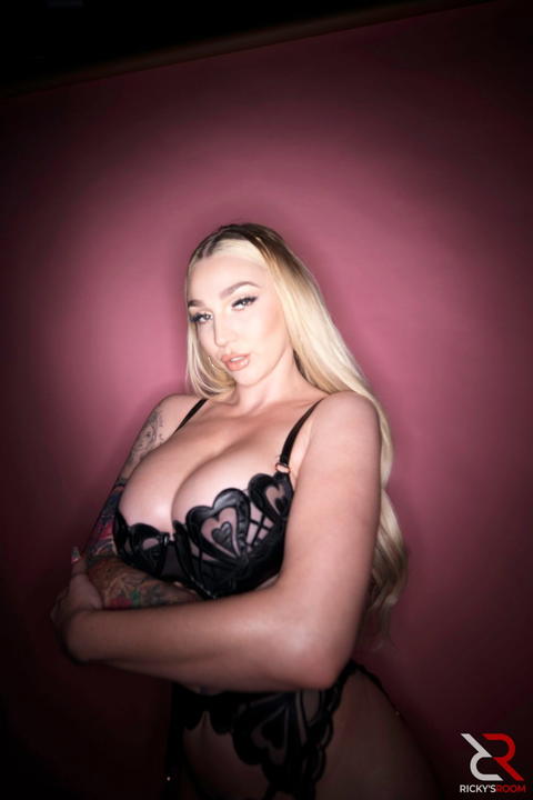 Kendra Sunderland - Kendra Sunderland Is Posing With Ricky’s Room! - photo 7 of 20