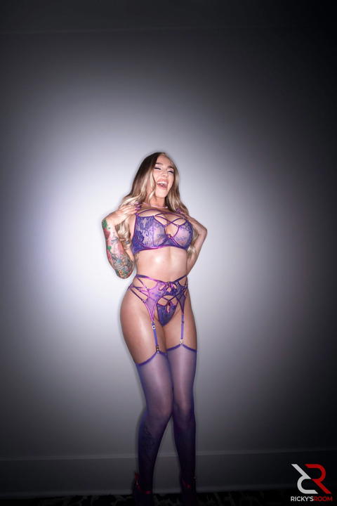 Kendra Sunderland - Kendra Sunderland At Night In Her Sexy Purple Lingerie! - photo 1 of 1