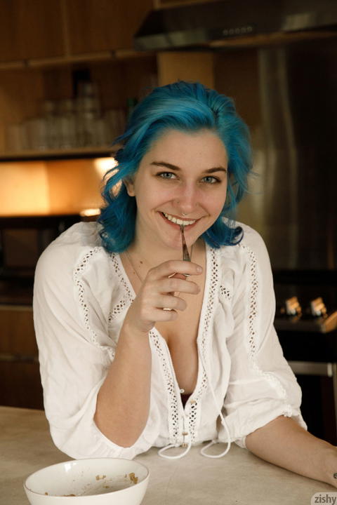 Skye Blue - Skye Blue Takes Out Her Big Boobies For Zishy! - photo 2 of 12