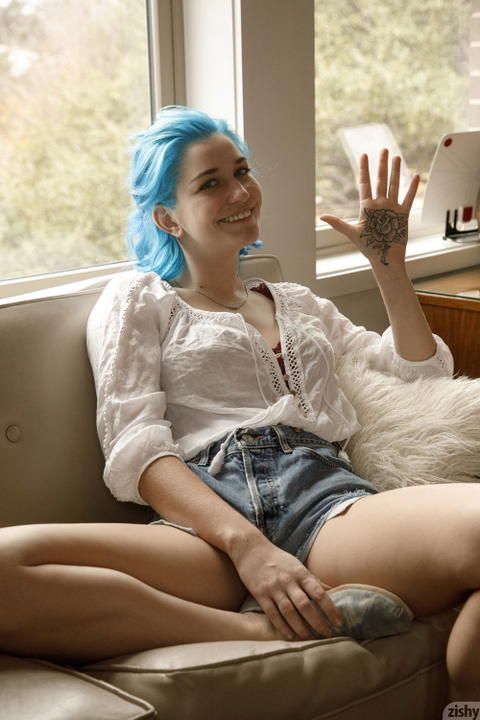 Skye Blue - Skye Blue Takes Out Her Big Boobies For Zishy! - photo 6 of 12