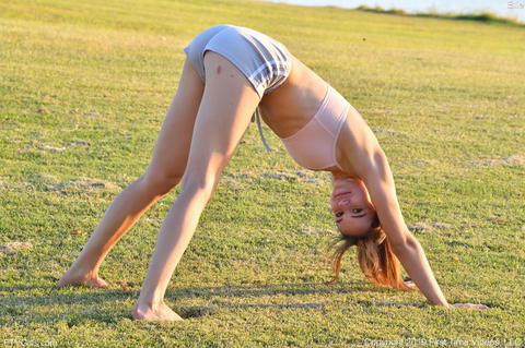 Ellie Eilish - Ellie Eilish With A Few Public Nudity Pictures! - photo 10 of 15