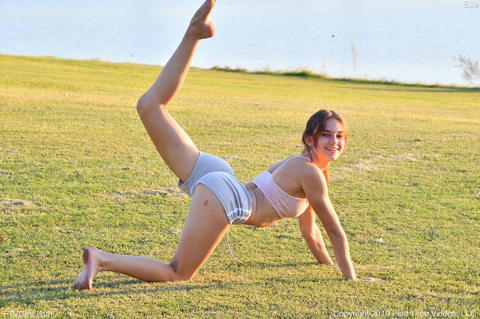 Ellie Eilish - Ellie Eilish With A Few Public Nudity Pictures! - photo 11 of 15
