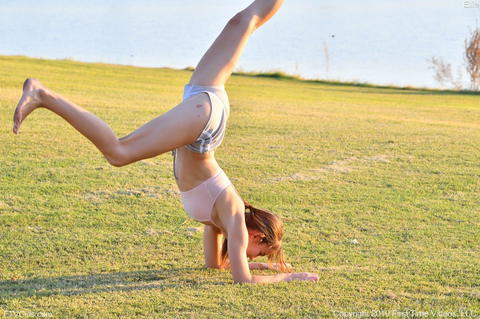 Ellie Eilish - Ellie Eilish With A Few Public Nudity Pictures! - photo 12 of 15