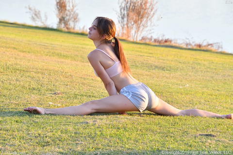 Ellie Eilish - Ellie Eilish With A Few Public Nudity Pictures! - photo 15 of 15