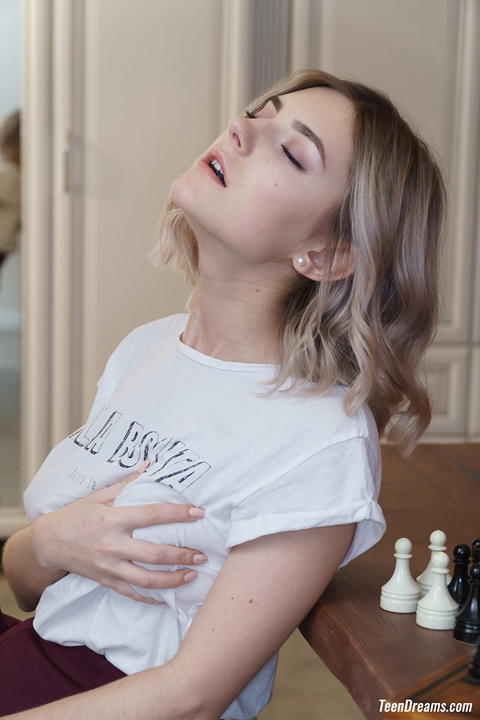 Eva Elfie - Eva Elfie, Blue Eyes And Big Boobs! - photo 1 of 1