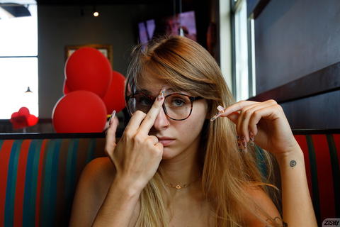 Angel Youngs - Angel Youngs Eats A Red Robin! - photo 3 of 8