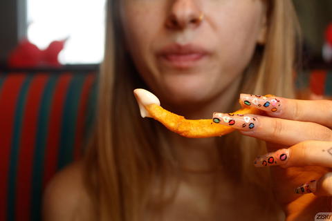Angel Youngs - Angel Youngs Eats A Red Robin! - photo 4 of 8