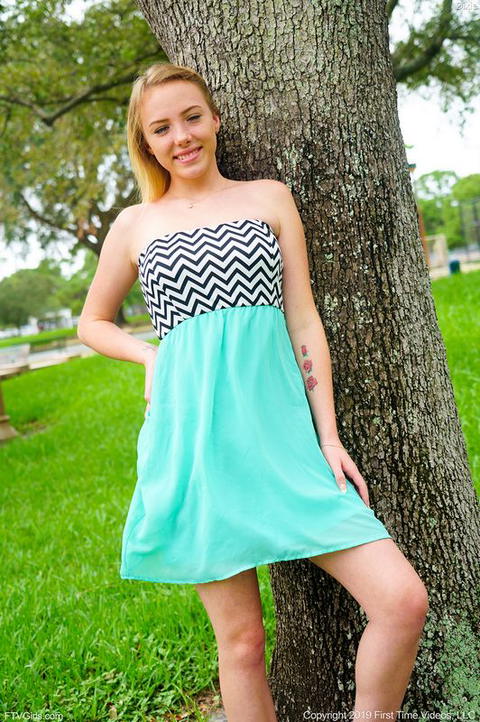 Dixie Lynn - Dixie Lynn With A Few Public Flashing Pictures! - photo 1 of 1