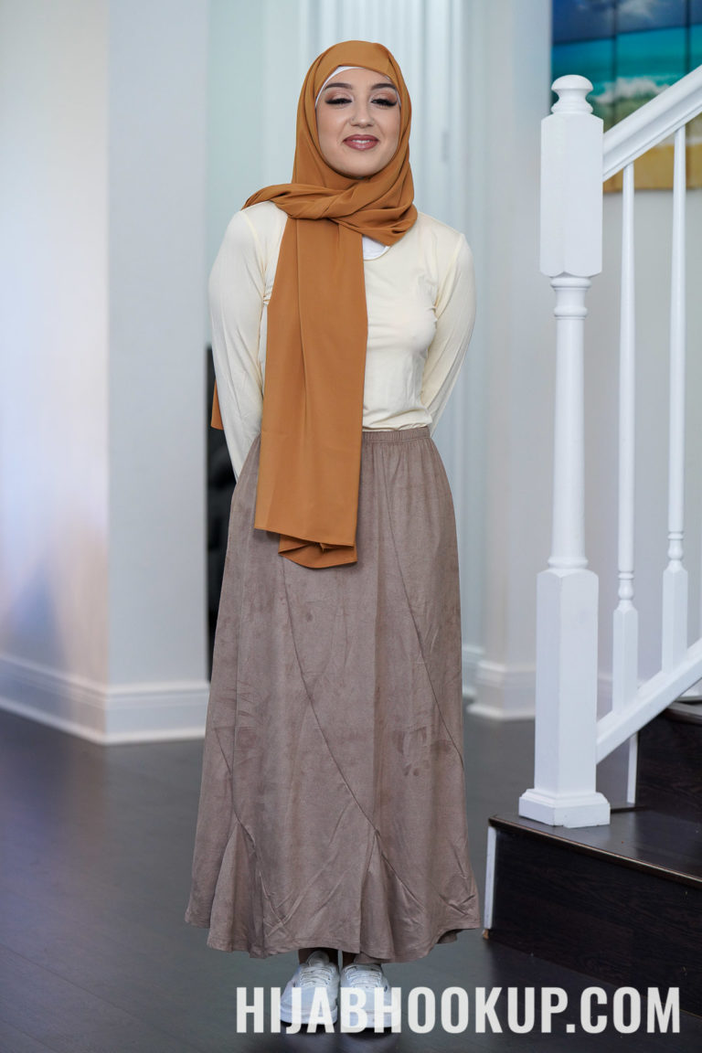 Violet Gems - Hijab Hookup With Violet Gems And Vivianne Desilva! - photo 1 of 1