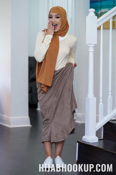 Vivianne De Silva - Hijab Hookup With Violet Gems And Vivianne Desilva! - photo 1 of 1