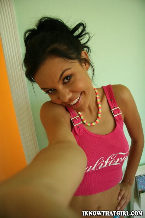 Ruby Knox - Ruby Knox Taking A Bunch Of Selfies! - photo 1 of 1