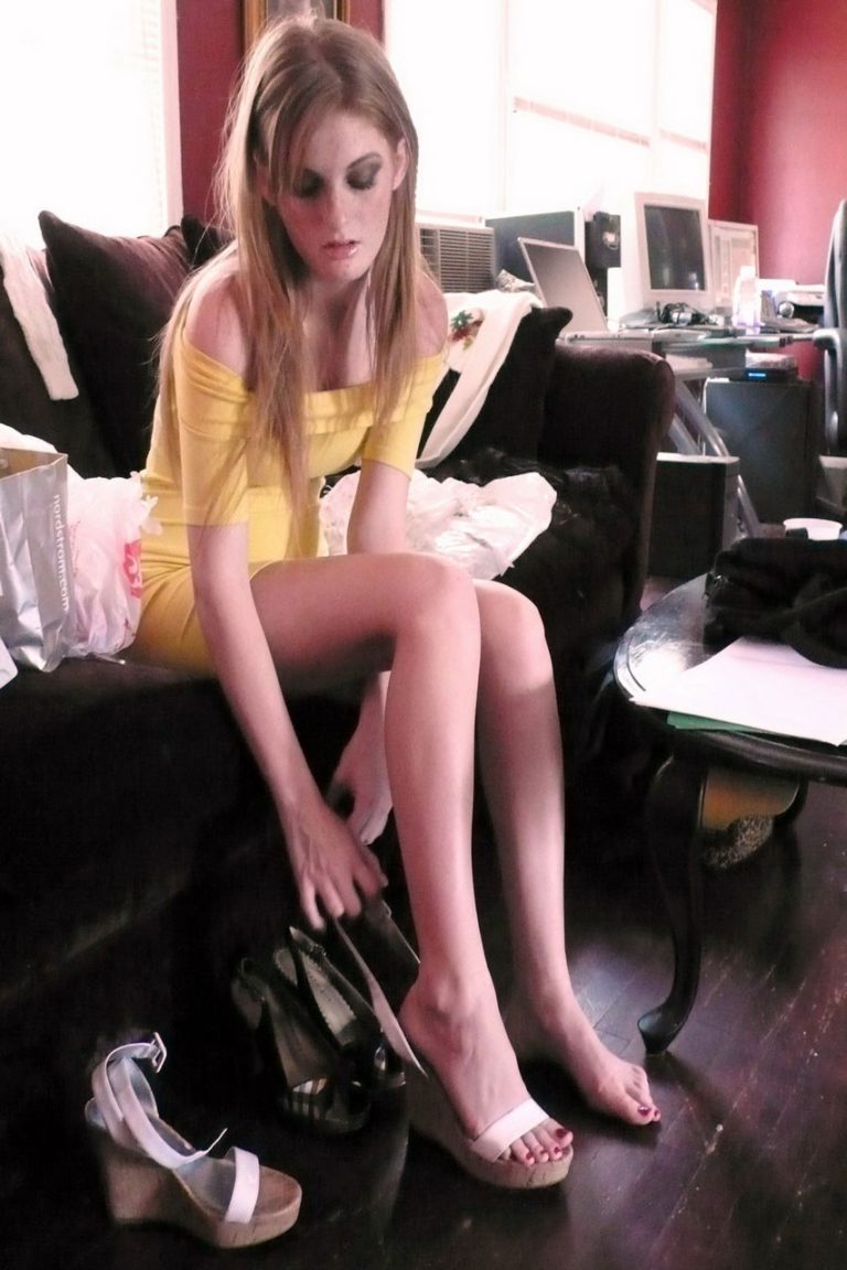 Faye Reagan - Faye Reagan Pictures For Fans Of Her Feet! - photo 4 of 15