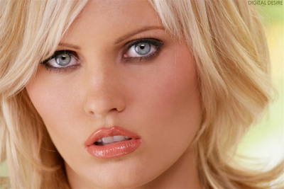 Hanna Hilton Posing