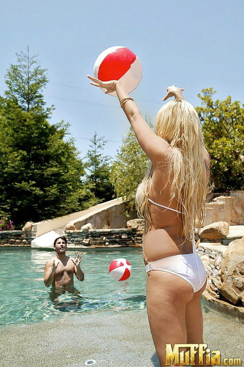 Riley Evans - Riley Evans Starts The Sex Out By The Pool! - photo 12 of 24