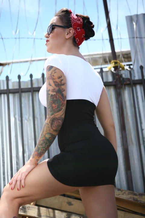 Emily Parker - Emily Parker With 127 Pictures Of Her Getting Nude At A Junk Yard! - photo 44 of 127