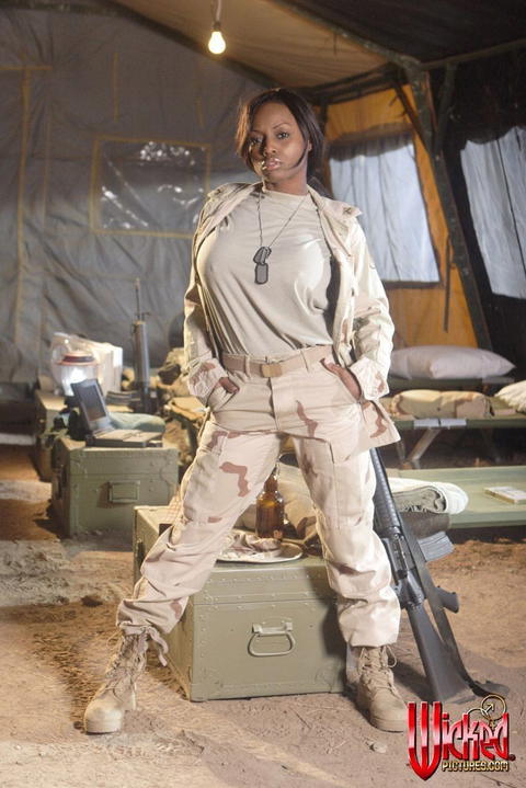 Jada Fire - Jada Fire In Her Camo Gear! - photo 1 of 1