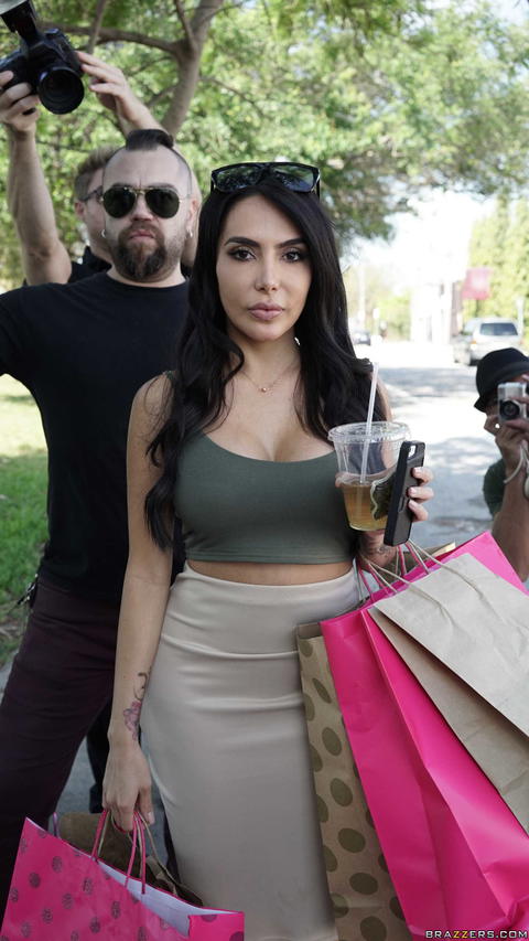 Lela Star - Lela Star Is Teasing The Paparazzi! - photo 1 of 24