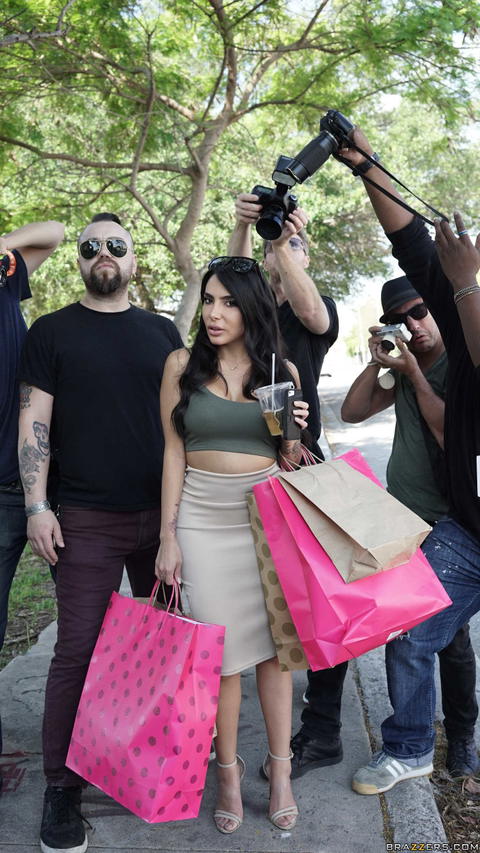 Lela Star - Lela Star Is Teasing The Paparazzi! - photo 2 of 24