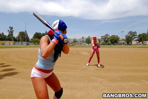 Mia Lelani - Mia Lelani Out Playing A Bit Of Softball! - photo 5 of 24