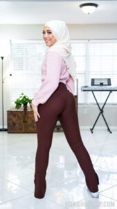 Hijab Hookup With Willow Ryder’s Sexy Curves!