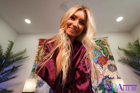 Newer Models - Emma Sirus, A Stunning Blonde Masturbating Up-close! - photo 11 of 20