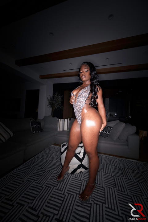 Newer Models - Mayhashira Posing A Night Before A Shoot! - photo 2 of 20