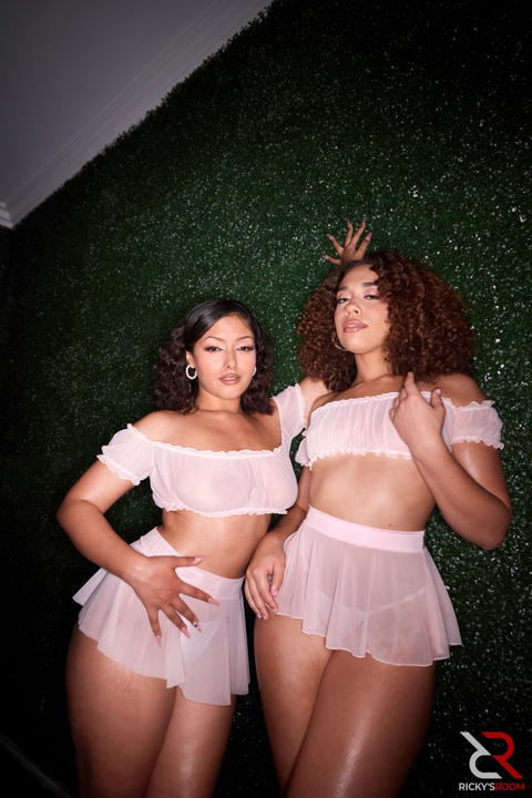 Newer Models - Princess Emily And Willow Ryder Teasing Their Curves In This Non Nude Set! - photo 10 of 21