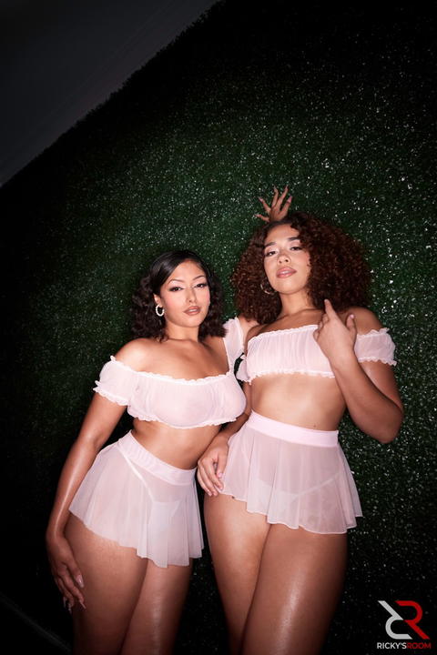 Newer Models - Princess Emily And Willow Ryder Teasing Their Curves In This Non Nude Set! - photo 11 of 21