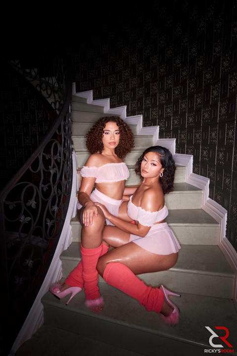 Newer Models - Princess Emily And Willow Ryder Teasing Their Curves In This Non Nude Set! - photo 13 of 21
