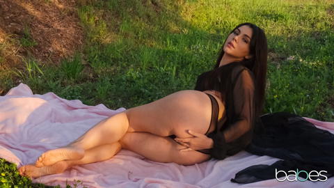 Valentina Nappi - Valentina Nappi, Solo Masturbating In A Field! - photo 11 of 24