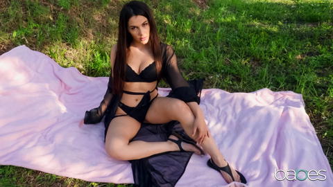 Valentina Nappi - Valentina Nappi, Solo Masturbating In A Field! - photo 1 of 1