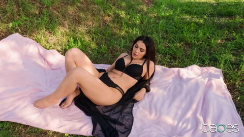 Valentina Nappi - Valentina Nappi, Solo Masturbating In A Field! - photo 1 of 1
