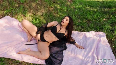 Valentina Nappi - Valentina Nappi, Solo Masturbating In A Field! - photo 1 of 1