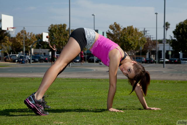 Sara Luvv Gets In A Sexy Work Out At The Park!