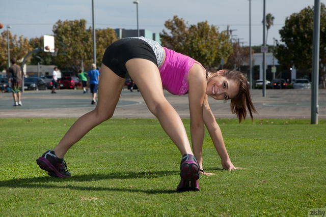 Sara Luvv Gets In A Sexy Work Out At The Park!