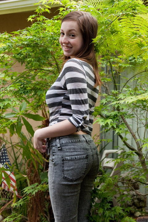 Victoria Voss - Victoria Voss Outdoors Showing That Tight Round Ass! - photo 1 of 1