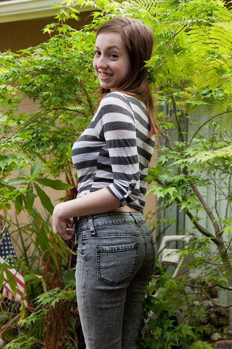 Victoria Voss - Victoria Voss Tight Jeans Teaser Pictures From Zishy! - photo 1 of 1