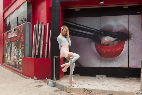 Carmen Callaway - Carmen Callaway Doing Some Public Flashing! - photo 1 of 1