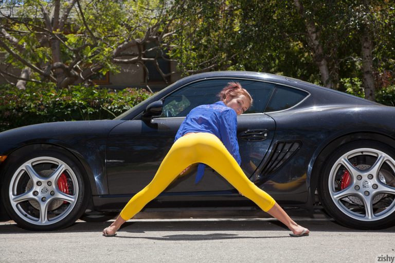 Victoria Lynn - Victoria Lynn Out In LA In Tight Yoga Pants! - photo 1 of 1